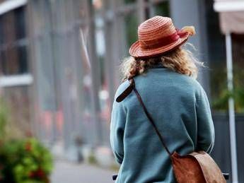 Donna in bicicletta (Foto )