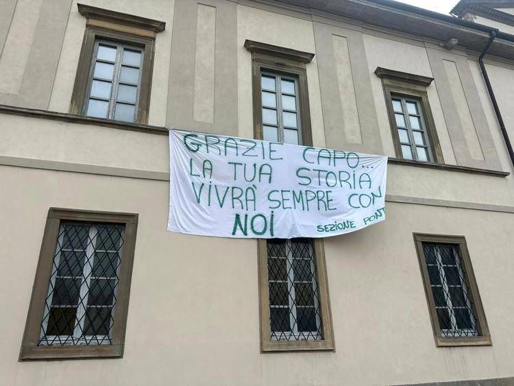 Lo striscione al lato della chiesa (Foto Adnkronos)
