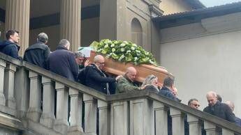 Bossi, scroscio di applausi fuori e dentro la chiesa al termine dei funerali a Pontida﻿