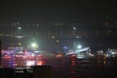 L'incidente all'aeroporto LaGuardia di New York (Afp)