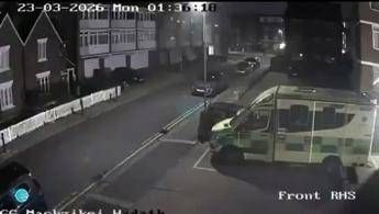 Londra, danno fuoco ad ambulanza: ripresi dalle telecamere - Video