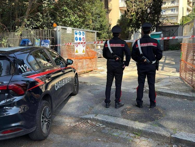 Carabinieri sul luogo dove è stato trovato il corpo