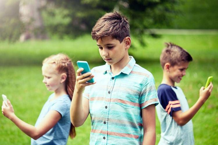 Adolescenti con smartphone - Foto Canva