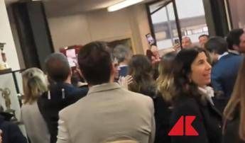 Referendum, 'No' in vantaggio: brindisi, 'Bella Ciao' e cori contro Meloni all'Anm di Napoli - Video