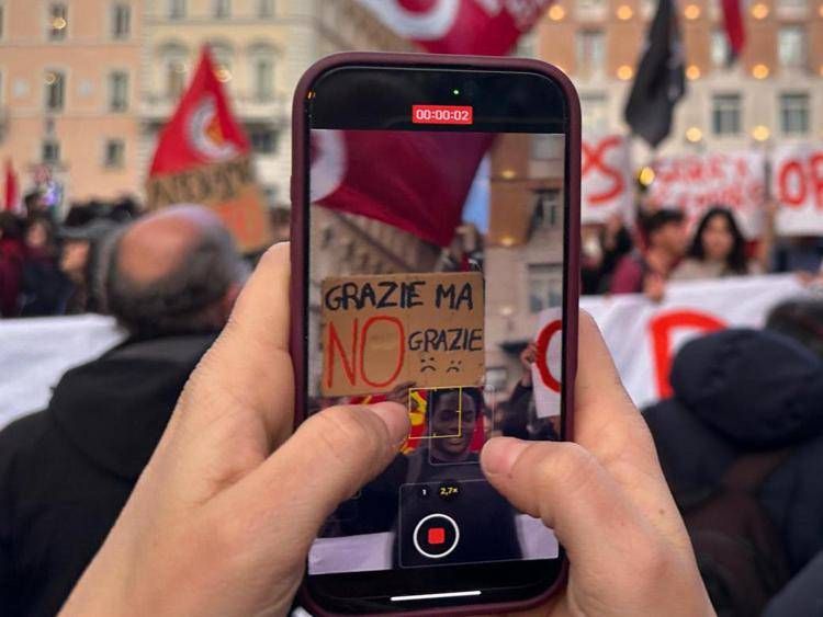 Manifestazione in piazza dopo la vittoria del No al referendum sulla Giustizia - Adnkronos