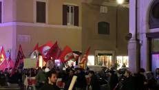 Referendum, dopo vittoria del No cori al sit in a Montecitorio: 