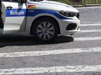 Polizia municipale a Napoli (Fotogramma/Ipa)