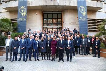 Il Presidente Klaus Algieri e il Segretario Generale Erminia Giorno (al centro) insieme alle imprese e ai lavoratori premiati