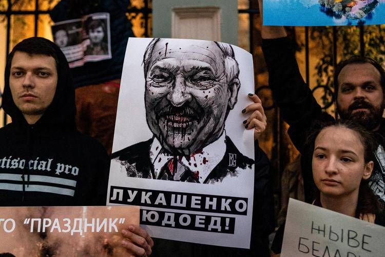 Manifestanti con immagine di Lukashenko  - Afp