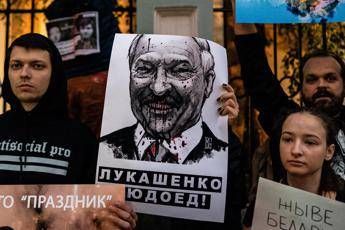 Manifestanti con immagine di Lukashenko  - Afp