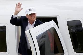 Donald Trump appena atterrato al suo golf resort di Turnberry nel 2016 (foto Bloomberg)