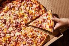 Gli Pfas sono usati anche nelle scatole per la pizza. Nella foto del Washington Post, una pizza hawaiana.