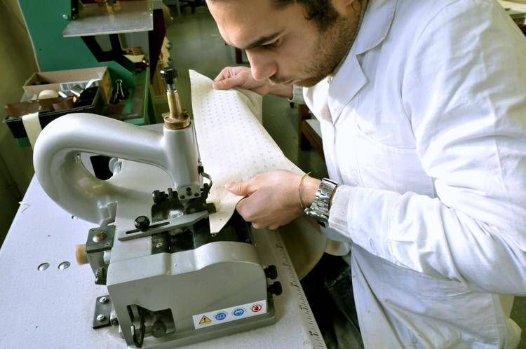 Lavorazione di una borsa in una casa di pelletteria (Fotogramma/Ipa)