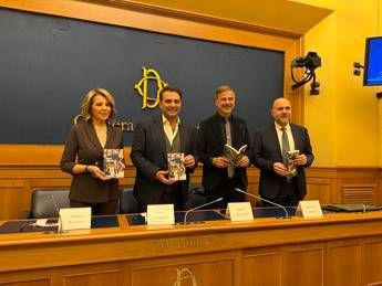 Libri, presentato alla Camera 'il Paese delle Tradizioni' di Beppe Convertini