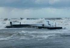 Grandine e pioggia su Roma, la mareggiata a Ostia fa crollare la Venere