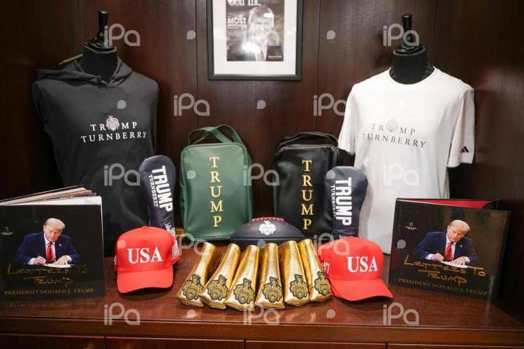 Merchandising a marchio Trump nel golf resort di Turnberry, in Scozia (Fotogramma/Ipa)