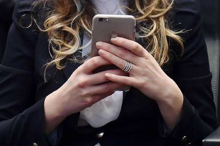 Donna con telefono tra le mani - Fotogramma