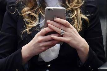 Donna con telefono tra le mani - Fotogramma