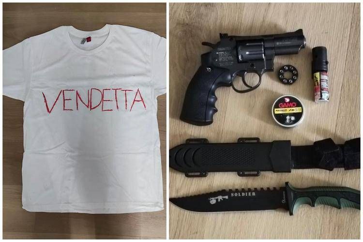 Le armi e la maglietta del 13enne 