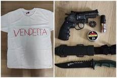 Le armi e la maglietta del 13enne 