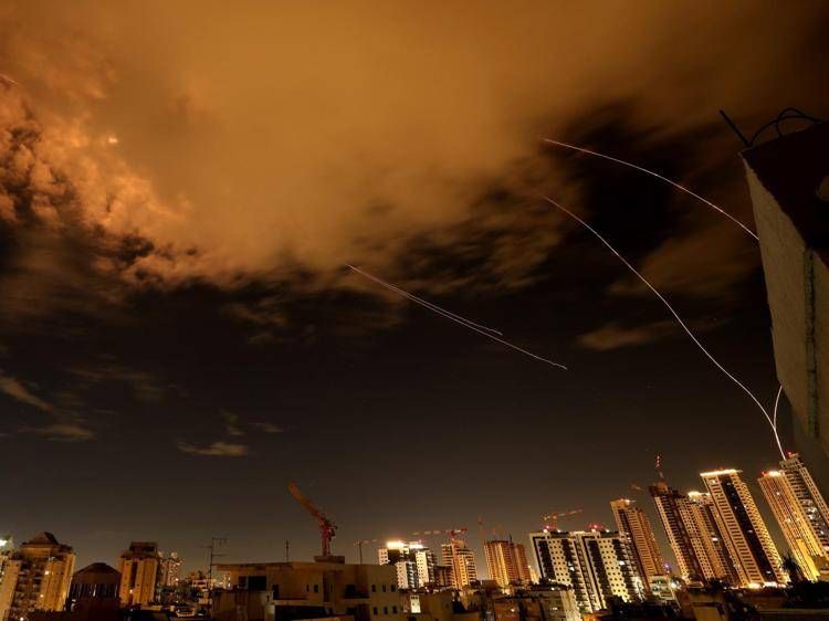 Scie di razzi visibili nel cielo sopra la città costiera israeliana di Netanya (Afp)
