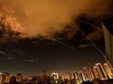 Scie di razzi visibili nel cielo sopra la città costiera israeliana di Netanya (Afp)