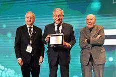 Maurizio Casasco (Presidente FMSI), Antonio Tajani (Ministro degli Esteri e Vicepresidente del Consiglio) e Giorgio Santilli (Presidente Onorario FMSI)