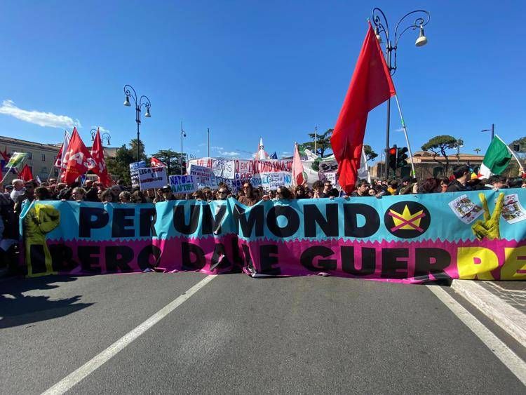 Lo striscione che apre il corteo - Adnkronos