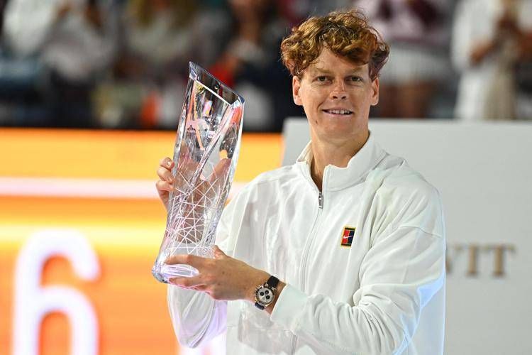 Jannik Sinner e il trofeo di Miami - Ipa/Fotogramma