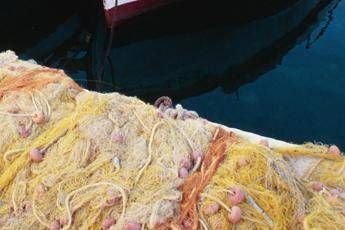 Preparazione delle reti da pesca - Fotogramma/Ipa