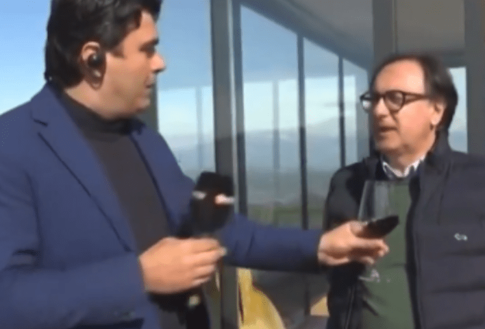 Scambia il microfono per un calice di vino, la gaffe in diretta a Uno Mattina