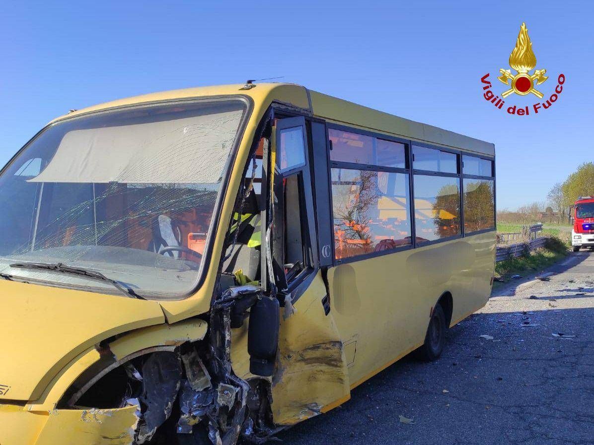 Scontro auto-scuolabus a Trivolzio, paura per 10 bambini: feriti conducenti