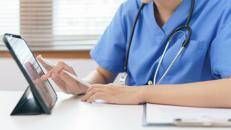 Medico usa un tablet - 

