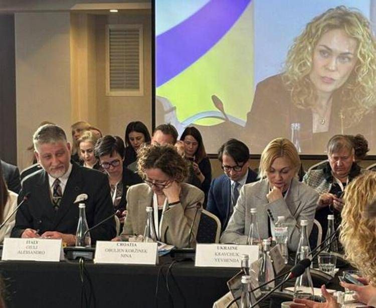 Il ministro Alessandro Giuli partecipa alla conferenza a Leopoli. Foto dal ministero della Cultura