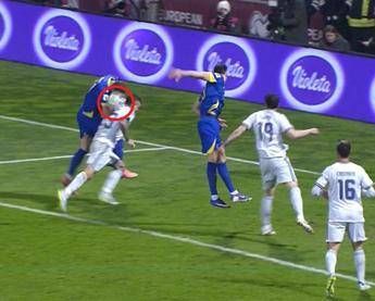Bosnia-Italia, fallo di mano di Dzeko sul gol del pari e proteste azzurre. Cos'è successo