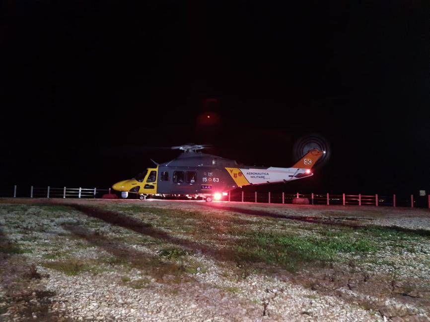 Travolto dall’ondata di piena resta aggrappato ad un albero, salvato con l’elicottero