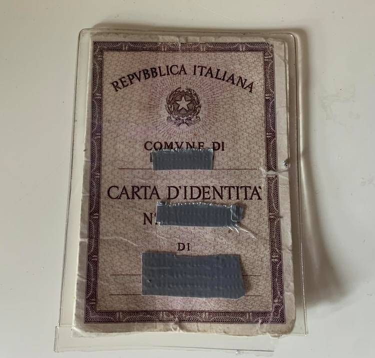 Una carta d'identità cartacea: dal 3 agosto non saranno più valide  - Foto Adnkronos
