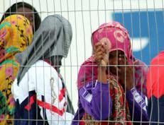 Migranti in lacrime a Lampedusa (Fotogramma/Ipa)