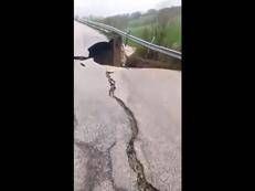Crolla ponte sulla Fossaltina, le immagini choc - Video