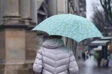 Signora con l'ombrello (Fotogramma/Ipa)