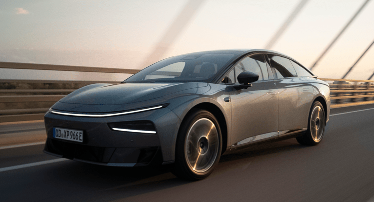 XPENG porta in Europa la P7+, fastback elettrica “definita dall’IA”