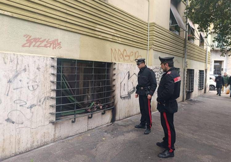 Roma, molotov esplosa davanti a un palazzo a San Giovanni