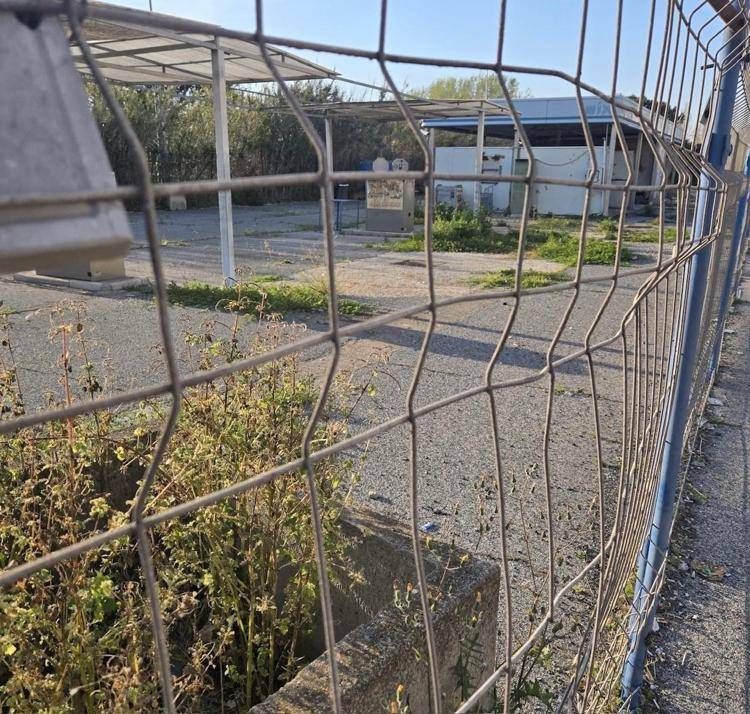 Autolavaggio abbandonato al Parco Pallotta di Ostia, dopo anni uno spiraglio