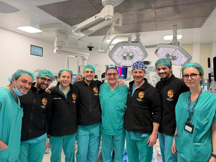 Pierluigi Bove (terzo da sinistra) e subito dopo Gabriele Antonini, insieme al team   