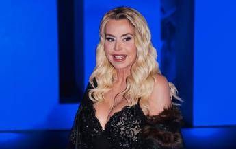 Valeria Marini rivela: "Scrivo di notte a Pedro Sanchez, parliamo di Trump e Iran"