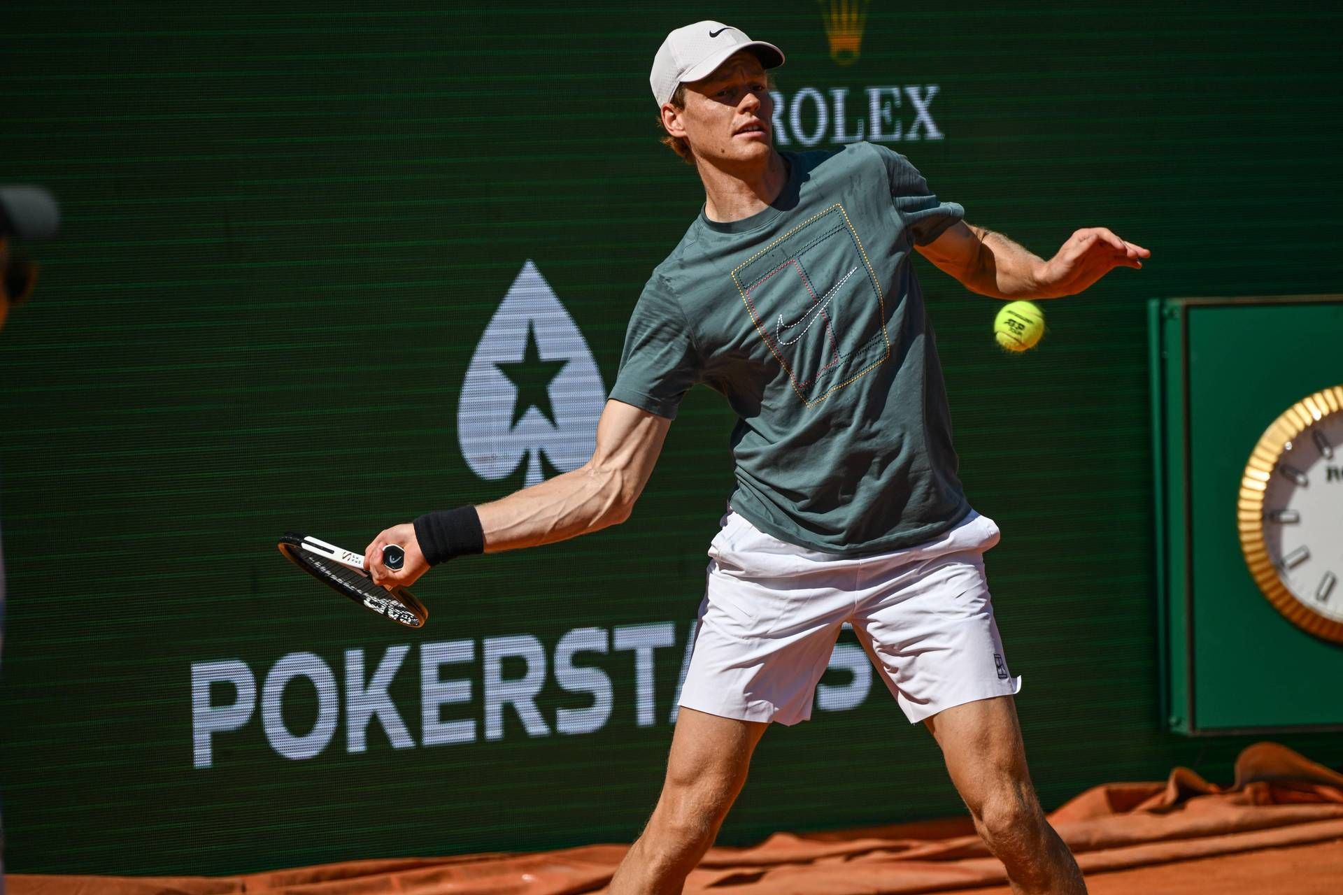 Sinner, show a Montecarlo. E scherza con bambino: "Sei più forte di me"