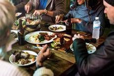 Dalla colomba alle uova, fino a 3.000 calorie a pranzo: i consigli dell'esperta dopo gli eccessi