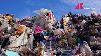 Miliardi di tonnellate di rifiuti ogni anno, direttiva Ue per invertire la rotta