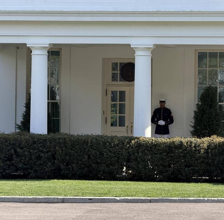 Il giallo del ricovero di Trump, il presidente Usa lontano dall'occhio pubblico: "Al lavoro per gli americani"