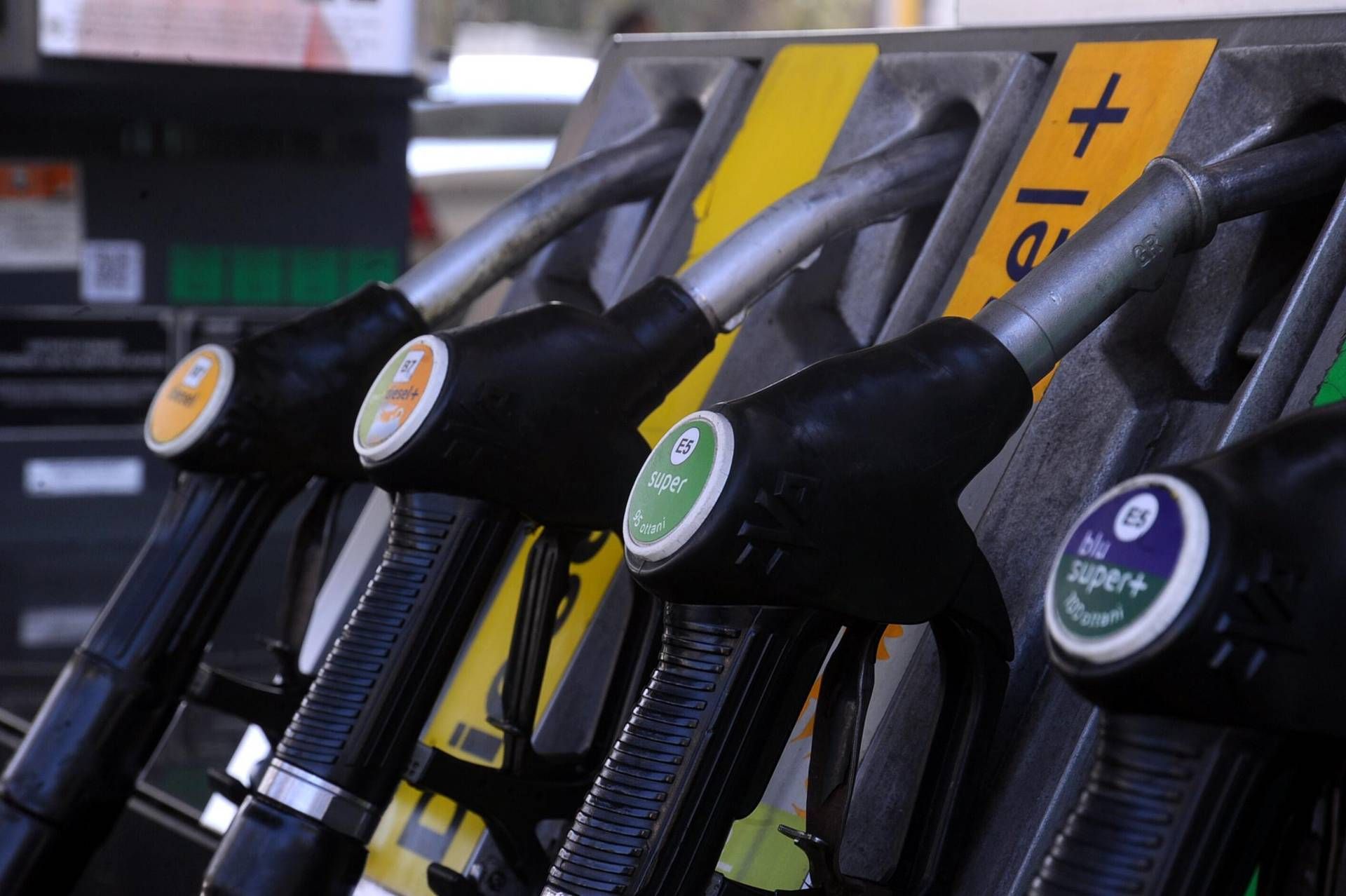 Caro carburanti non si ferma, media gasolio sopra picco del 19 marzo: prezzi benzina e diesel
